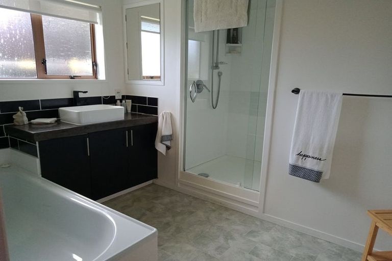 Photo of property in 2/8 Tatua Place, Conifer Grove, Takanini, 2112