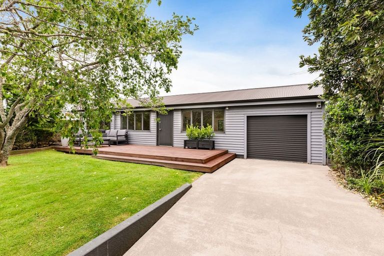 Photo of property in 122 Island Bay Road, Beach Haven, Auckland, 0626