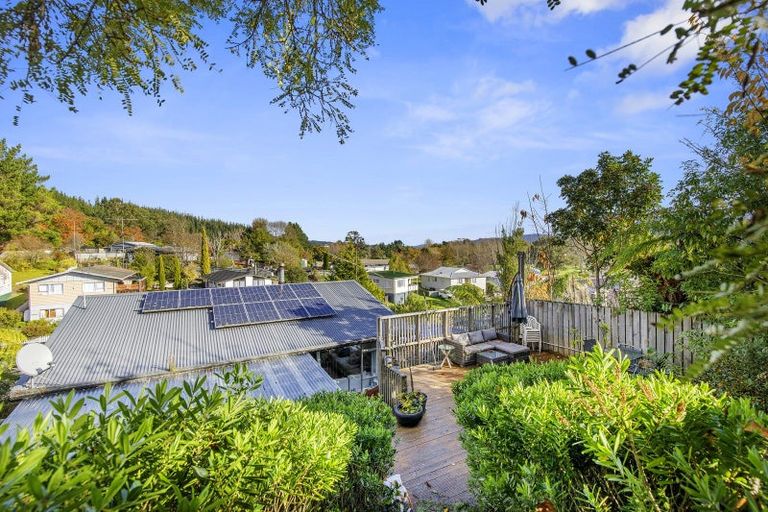 Photo of property in 27 Edelweiss Grove, Timberlea, Upper Hutt, 5018