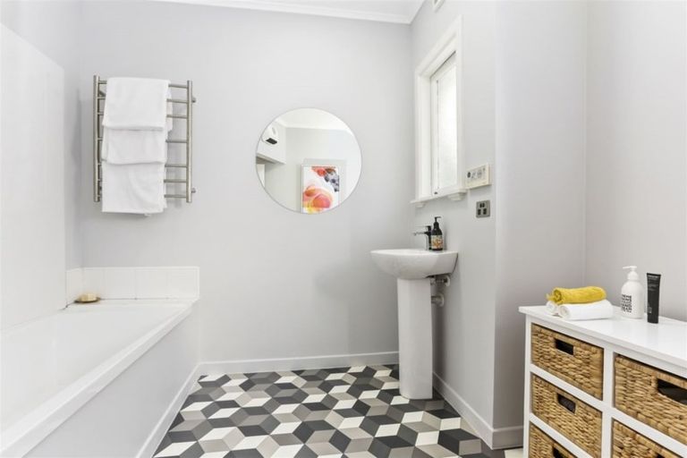 Photo of property in 18 Glade Place, Birkenhead, Auckland, 0626