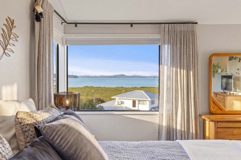 Photo of property in 16 Oakpark Place, West Harbour, Auckland, 0618