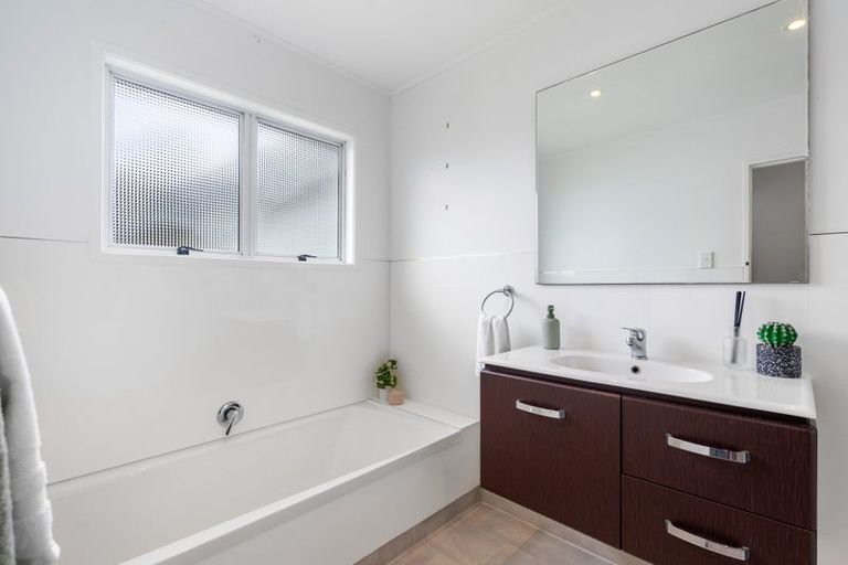 Photo of property in 12 Curlew Place, One Tree Point, 0118