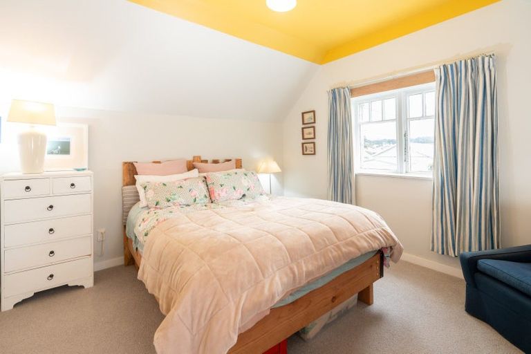 Photo of property in 40 Apu Crescent, Lyall Bay, Wellington, 6022