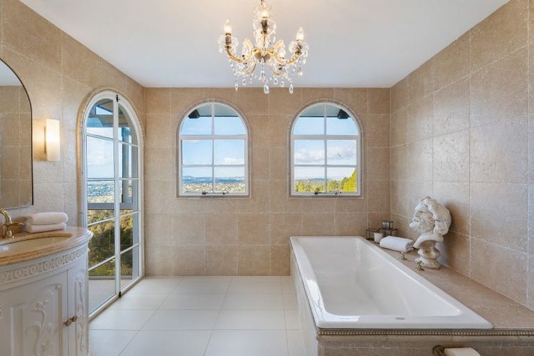 Photo of property in 35 Tawini Road, Titirangi, Auckland, 0604