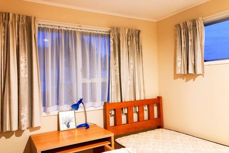 Photo of property in 50 Lewisham Street, Highland Park, Auckland, 2010