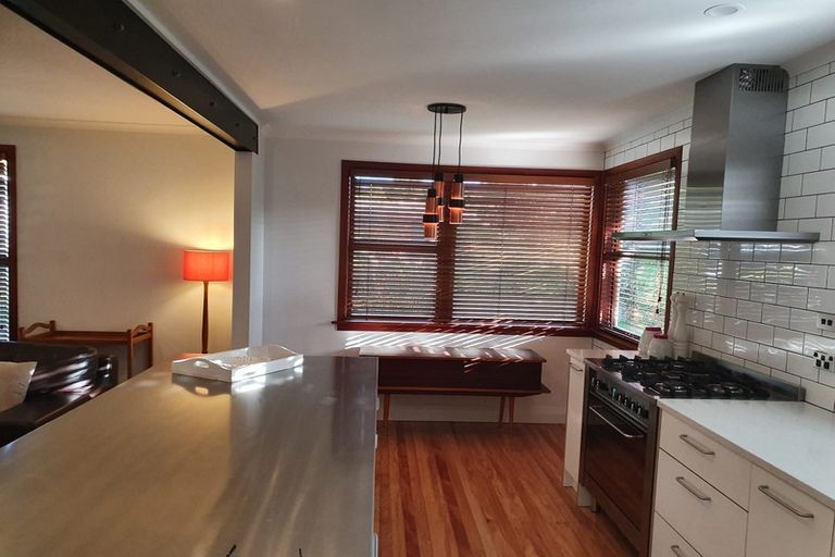 Photo of property in 16 Walton Avenue, Waikanae, 5036