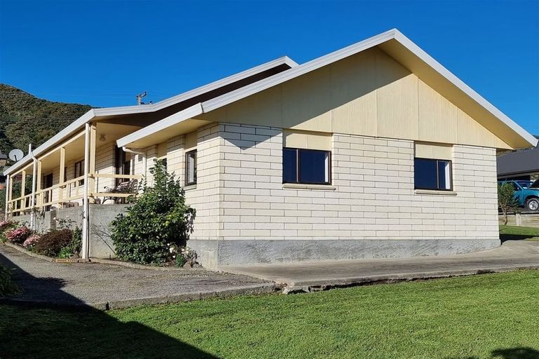 Photo of property in 35 Moana View Road, Waikawa, Picton, 7220