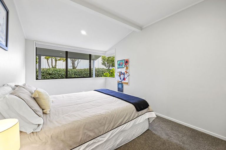 Photo of property in 16 Oakpark Place, West Harbour, Auckland, 0618