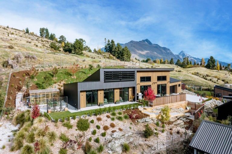 Photo of property in 11 Red Deer Rise, Kelvin Heights, Queenstown, 9300