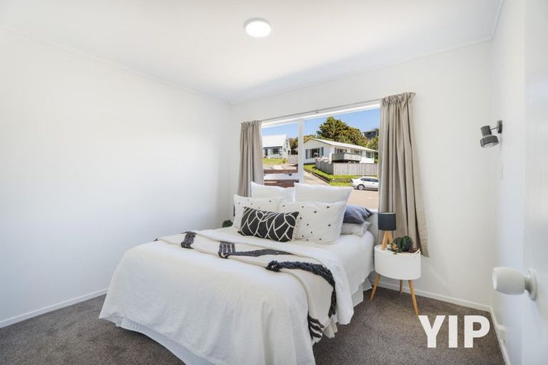 Photo of property in 5 Pimlico Place, Newlands, Wellington, 6037