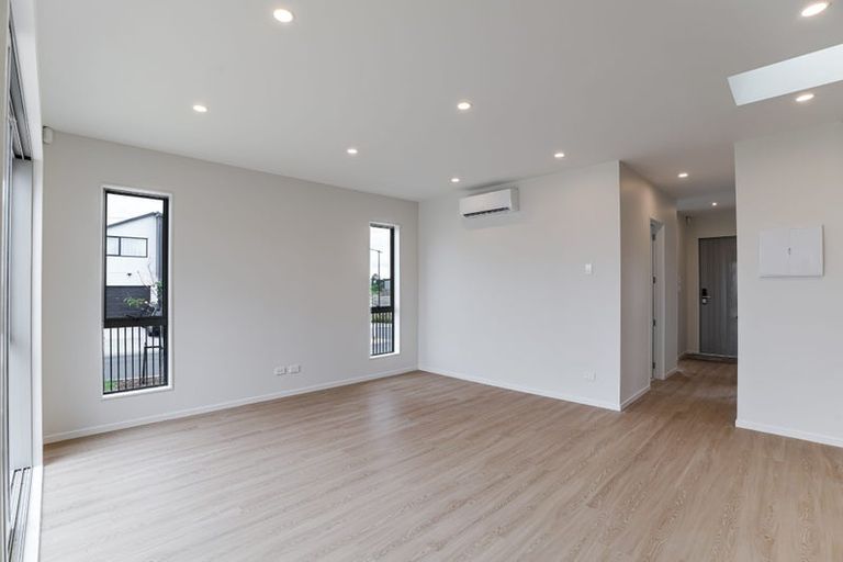 Photo of property in 37 Horokaka Street, Massey, 0614