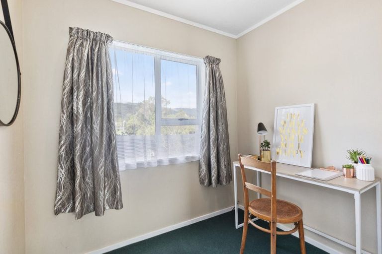Photo of property in 16 Wagon Road, Stokes Valley, Lower Hutt, 5019