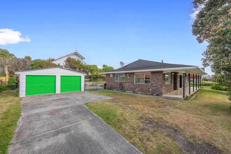 Photo of property in 62 Queens Road, Waikanae Beach, Waikanae, 5036