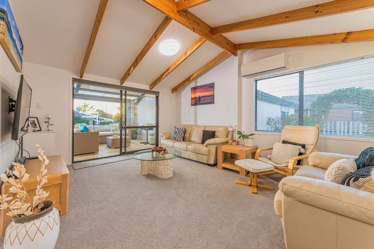 Photo of property in 1/32 Glucina Avenue, West Harbour, Auckland, 0618