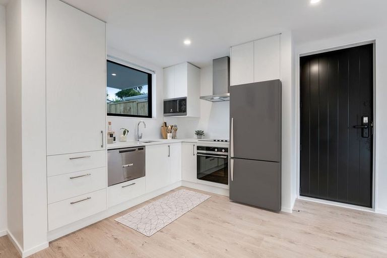 Photo of property in 2/11 Paramu Avenue, Birkdale, Auckland, 0626