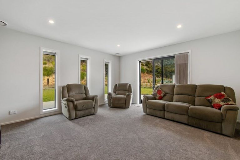 Photo of property in 33 Kingfisher Crescent, Albert Town, Wanaka, 9305