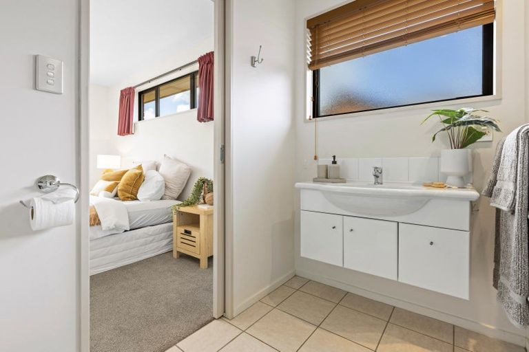 Photo of property in 15 Coolspring Way, Redwood, Christchurch, 8051