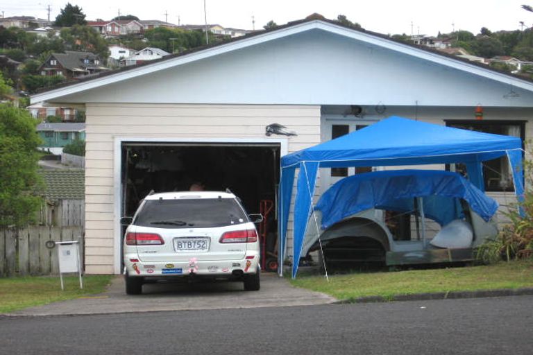 Photo of property in 56 Totaravale Drive, Totara Vale, Auckland, 0629