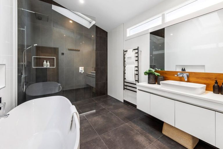 Photo of property in 106 St Heliers Road, Saint Heliers, Auckland, 1071