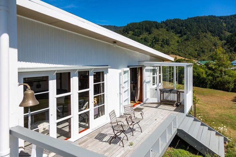 Photo of property in 15 Mccormicks Road, Whatamango Bay, Picton, 7281