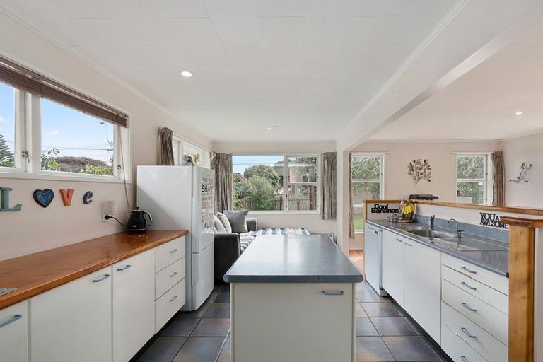 Photo of property in 14 Walton Road, Paraparaumu Beach, Paraparaumu, 5032