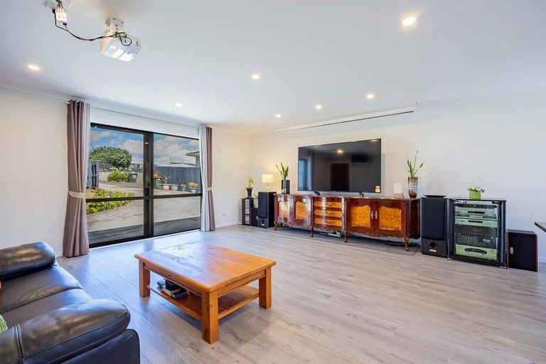 Photo of property in 52 Hobart Crescent, Wattle Downs, Auckland, 2103