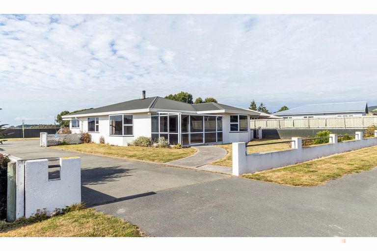 Photo of property in 19 Timaru Road, Waimate, 7924