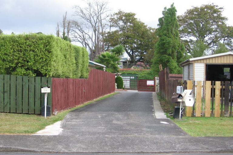 Photo of property in 18 Serwayne Place, Sunnyvale, Auckland, 0612