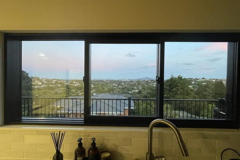 Photo of property in 15 Mcdowell Crescent, Hillcrest, Auckland, 0627