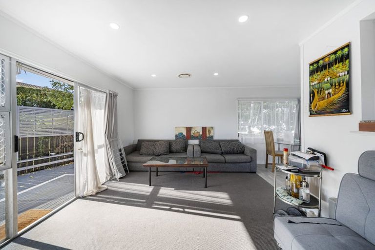 Photo of property in 27 Cedar Heights Avenue, Massey, Auckland, 0614