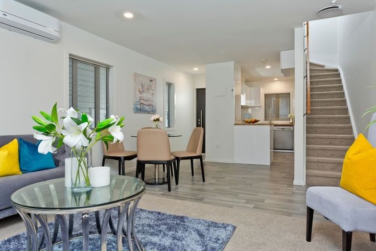 Photo of property in 5/4 John Jennings Drive, Oteha, Auckland, 0632