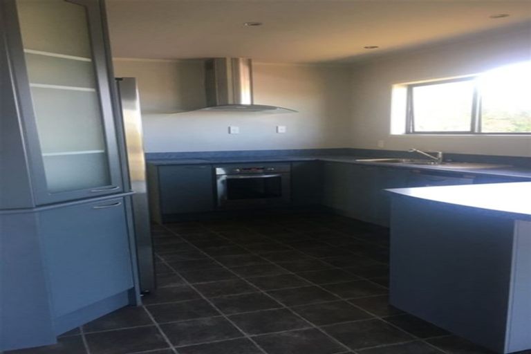 Photo of property in 19 Rosewarne Crescent, Glendene, Auckland, 0602