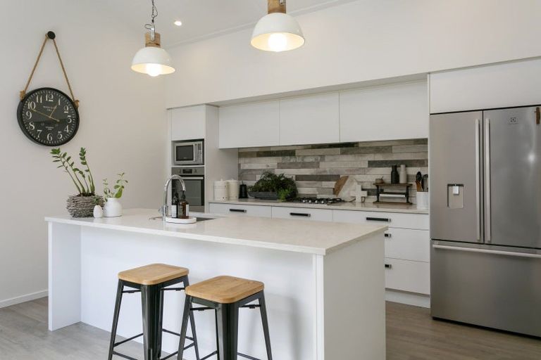 Photo of property in 16 Pukenamu Road, Rainbow Point, Taupo, 3330