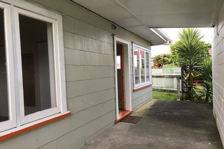 Photo of property in 77 Bartholomew Road, Levin, 5510