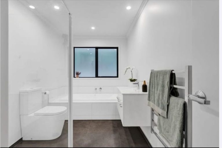 Photo of property in 10a Winstone Place, Highlands Park, New Plymouth, 4312