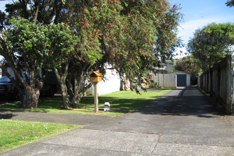 Photo of property in 60 Kiwi Esplanade, Mangere Bridge, Auckland, 2022