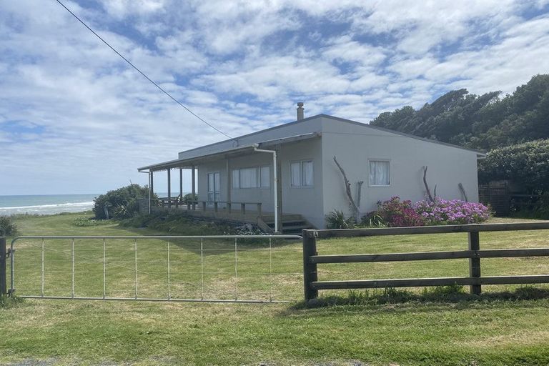 Photo of property in 4 Beach Road, Mokau, 4376