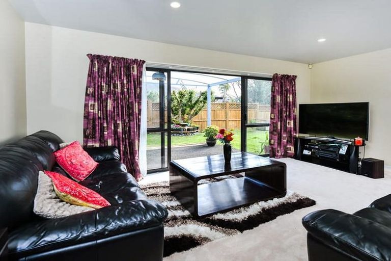 Photo of property in 25 Robertson Road, Favona, Auckland, 2024