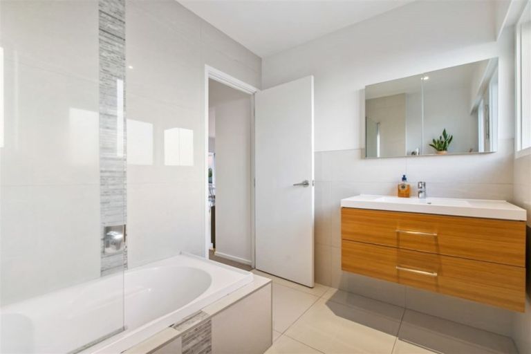 Photo of property in 1/1a Gordon Avenue, Forrest Hill, Auckland, 0620