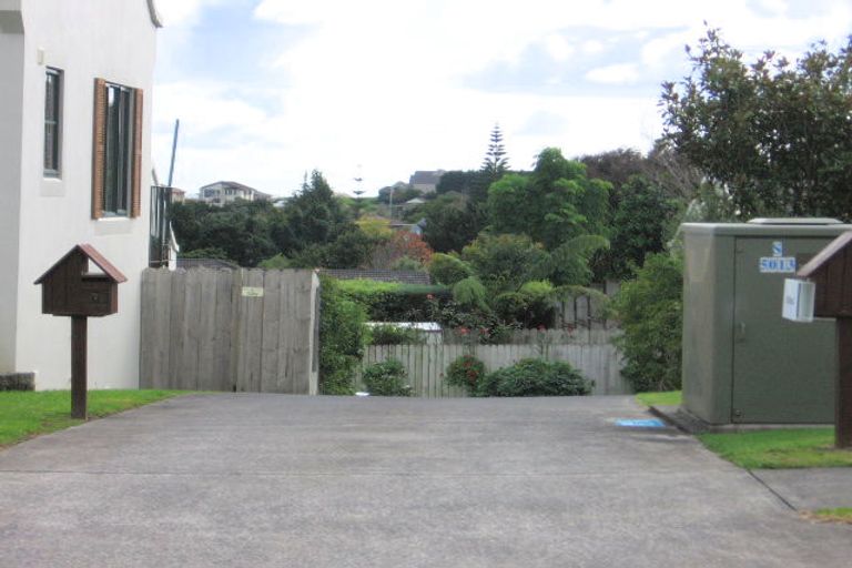 Photo of property in 1/7 Ribbonwood Crescent, Goodwood Heights, Auckland, 2105