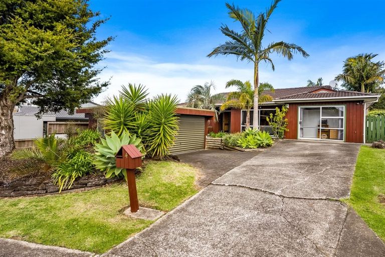 Photo of property in 4 Towra Place, Botany Downs, Auckland, 2010