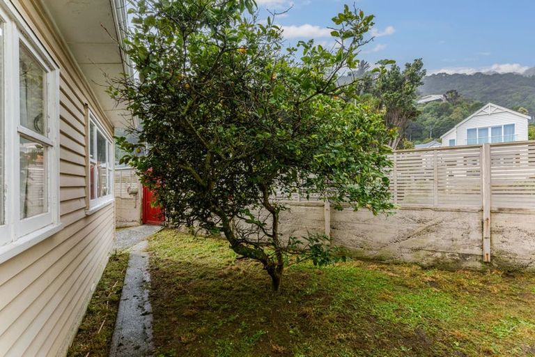 Photo of property in 82 Muritai Road, Eastbourne, Lower Hutt, 5013