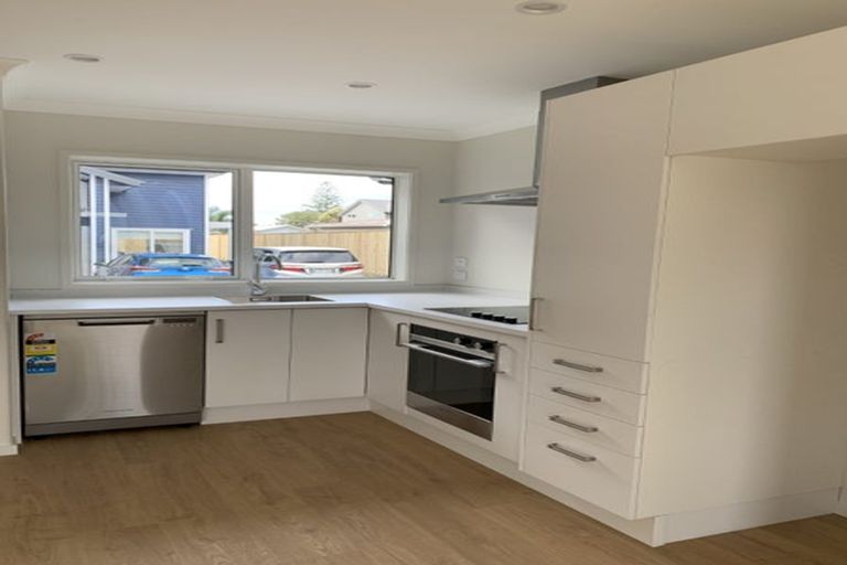 Photo of property in 24 Rewarewa Road, Te Atatu Peninsula, Auckland, 0610