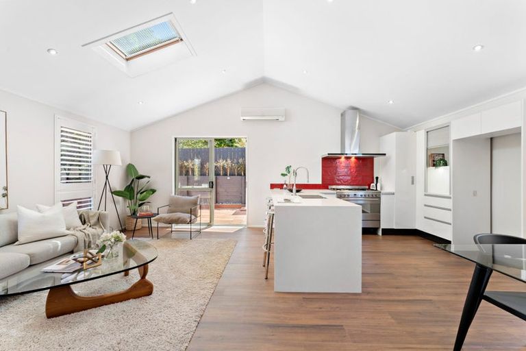 Photo of property in 2/17 Fernwood Grove, Bayview, Auckland, 0629