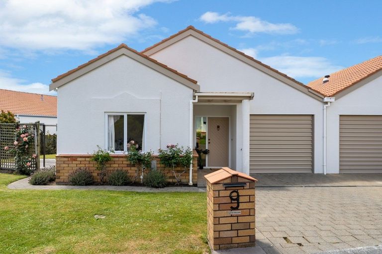 Photo of property in 9 Lakeside Villas, Whitby, Porirua, 5024