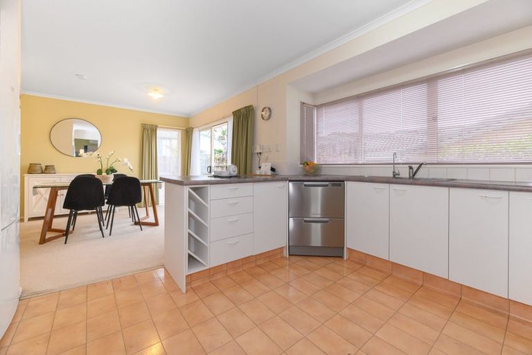 Photo of property in 112 Buscomb Avenue, Henderson, Auckland, 0610