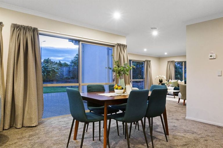 Photo of property in 2 Fiordland Place, Aotea, Porirua, 5024