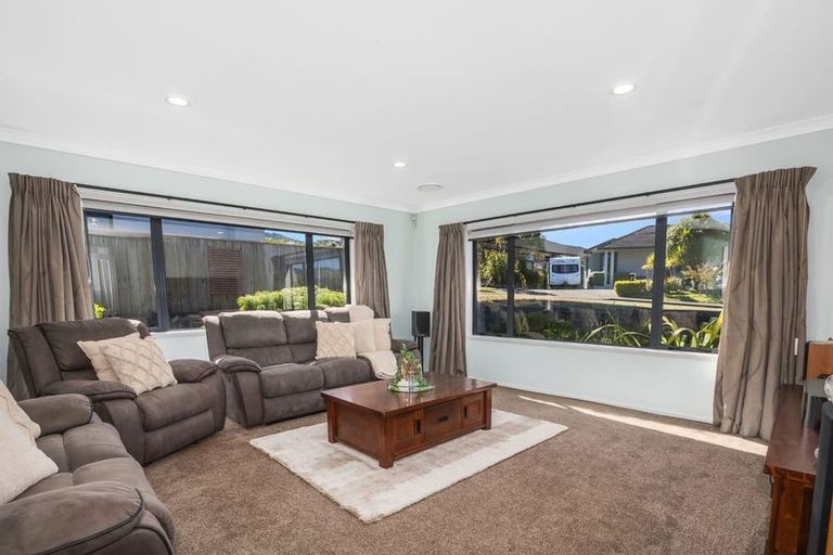 Photo of property in 5 Colin Guppy Crescent, Riverstone Terraces, Upper Hutt, 5018