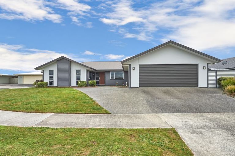 Photo of property in 40 Chestnut Close, Kelvin Grove, Palmerston North, 4414