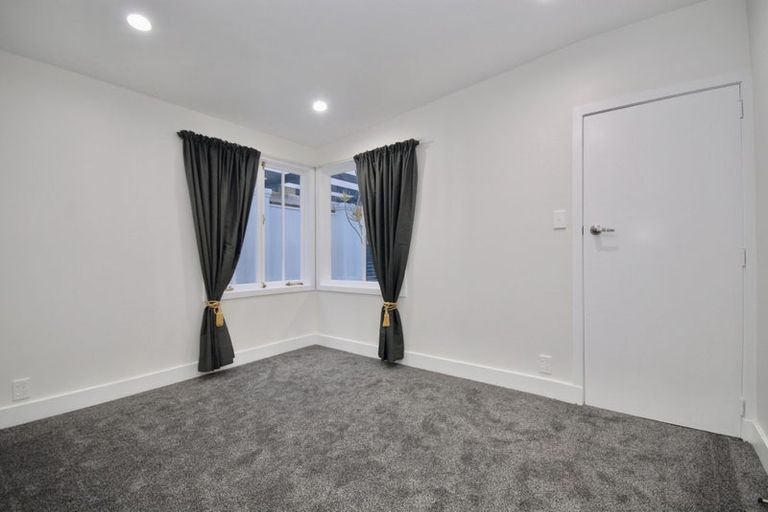 Photo of property in 2/13 Castor Bay Road, Castor Bay, Auckland, 0620
